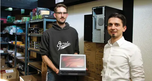  ?? Foto: Anja Ringel ?? Firmengrün­der Herbert Feiler (rechts) und Vinzenz Vietzke im Lager von Tuxedo. In Königsbrun­n fertigen sie Computer nach Kundenwüns­chen an.