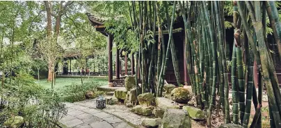  ??  ?? Ein grüner Schlupfwin­kel ist der Garten des Dichters Du Fu.
