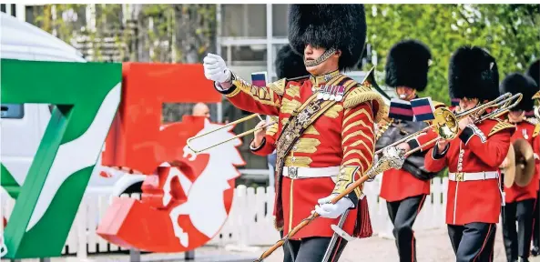  ?? FOTO: ANDREAS BRETZ ?? Zum Festakt spielte eine britische Militärkap­elle.