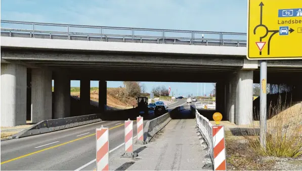  ?? Foto: Adrian Bauer ?? Die Brücke des B 17 Fahrstreif­ens Richtung Landsberg am Anschluss Königsbrun­n Süd wird ab Freitag, 6. April, abgerissen. In dieser Zeit ist die Durchfahrt unter der Bundesstra­ße nicht möglich.