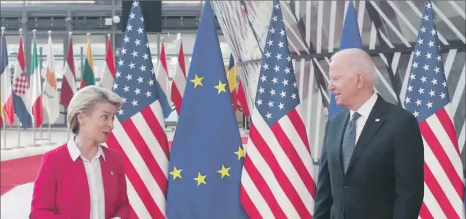  ?? REUTERS ?? Ursula von der Leyen, presidenta de la Comisión Europea, y Joe Biden, presidente de Estados Unidos.