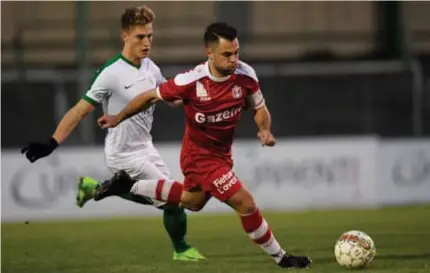  ?? FOTO TOM GOYVAERTS ?? Elio Balbi is sneller op de bal dan Lothar Hens van Racing Mechelen.