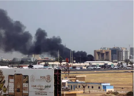  ?? AFP ?? Smoke billows above buildings surroundin­g Khartoum airport amid the clashes in the capital