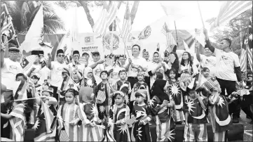  ??  ?? Dr Abdul Rahman (back row, sixth right) and others wave the Jalur Gemilang at the event.