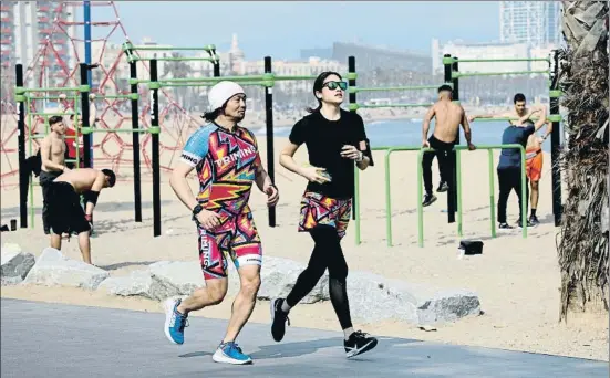  ?? XAVIER CERVERA ?? Ejercicio en la playa. Mucha gente se tomó un respiró y salió a practicar deporte ayer por la mañana