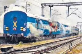  ?? SANTOSH KUMAR/HT ?? A train set afire during a protest at Bihar’s Chhapra railway station on Thursday.