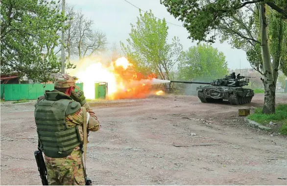  ?? FOTOS: AP Y REUTERS ?? Miembros del Ejército ruso disparan en los aledaños de la siderurgia