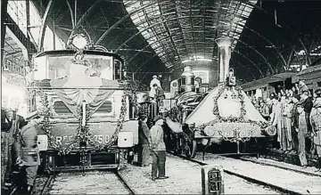  ??  ?? Copia de la locomotora, a la derecha, para festejar el centenario del primer viaje