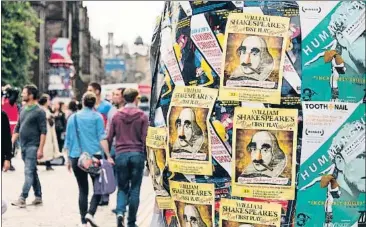  ?? GEORGECLER­K / GETTY IMAGES / ARCHIVO ?? La Royal Mile de Edimburgo durante el festival Fringe, cuando conviven turistas y teatreros