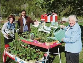  ?? REGENBOGEN­LAND ?? Sie pflanzen eine andere Welt: Silvia Lackner, Norman Tendis und Gundl Ratke