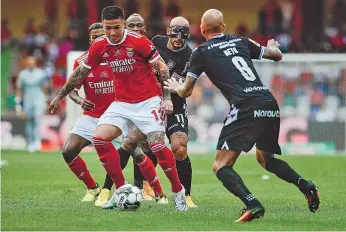  ?? ?? Enzo Fernández viu-se muitas vezes rodeado por jogadores do Casa Pia