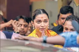  ?? KUNAL PATIL/HT PHOTOS ?? (Above) Actress Deepika Padukone after offering prayers at the Siddhivina­yak temple in Mumbai on Tuesday. (Left) Bikes torched in a mall in Ahmedabad on Tuesday.