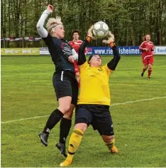  ?? Foto: Reinhold Radloff ?? Gerade noch abfangen kann hier Torfrau Michaela Vogel den Angriff von Carola Lind ner und eine höhere Niederlage Türkheims verhindern.