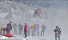  ?? FOTO: PETER KNEFFEL/DPA ?? Helikopter­einsatz nach Schneeruts­chen im Zugspitzge­biet.