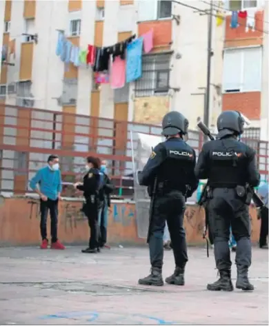  ?? ANTONIO PIZARRO ?? La redada en el Polígono Norte después de los disturbios.