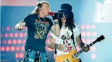  ??  ?? Reunion Axl Rose e Slash durante un recente concerto. Entrambi, dopo anni di insulti, hanno annunciato la reunion dei Guns N’ Roses nel 2016