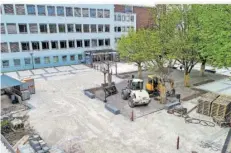 ?? FOTO: HEIKO LEHMANN ?? Der Schulhof der Friedrich-List-Schule in Saarbrücke­n wird aktuell für 565 000 Euro erneuert.