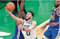  ?? ?? JAYSON TATUM, de los Celtics de Boston, encesta frente a Draymond Green, de los Warriors de Golden State
