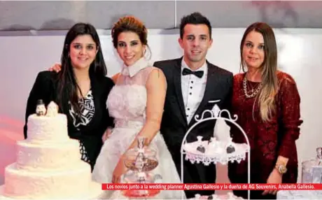  ??  ?? Los novios junto a la wedding planner Agustina Gallesio y la dueña de AG Souvenirs, Anabella Gallesio. Una de las primeras en llegar al Registro Civil fue la abogada Ana Rosenfeld. Macarena, hermana del novio, asistió junto a su sobrina Alma, hija de Melanie; quien fue invitada pero decidió no participar.