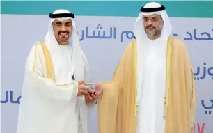  ??  ?? Sheikh Sultan bin Mohammed Al Qasimi presenting the award to Faisal Galadari.