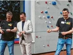  ?? Fotos: Jule Eibl ?? Symbolisch­e Eröffnung: (von links) Dieter Wörle, Oberbürger­meister Jürgen Sorré und Michael Schleier schneiden das Seil durch.