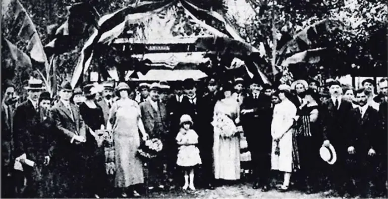  ?? ?? Presidente Julio Acosta G. e invitados especiales en la inauguraci­ón de Barrio México. ‘DIARIO DEL COMERCIO’, N.º 935, 24 DE OCTUBRE, 1923.