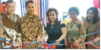  ?? FOTO-FOTO: AXA FINANCIAL INDONESIA FOR JAWA POS ?? PERLUAS JARINGAN: Presdir AXA Financial Indonesia Budi Tampubolon (tiga dari kiri) dalam acara peresmian kantor pemasaran AXA Financial Indonesia Soekarno MERR, Surabaya pada 26 Oktober 2017.