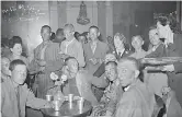  ??  ?? Maggio 1945 Ex prigionier­i dei tedeschi con ancora l’uniforme dei campi di concentram­ento trovano ristoro nell’hotel