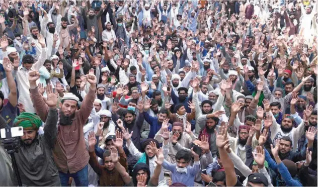  ?? Agence France-prese ?? ↑
Supporters of Tehrik-e-labbaik Pakistan party shout slogans as they block a street during a protest in Lahore on Monday.