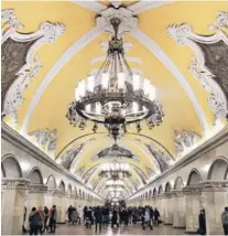  ??  ?? El metro de Moscú, también llamado “el palacio del pueblo”.