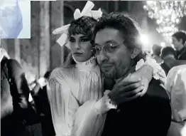  ?? ?? Per Spook har kledd opp noen av verdens mest kjente kvinner. Her fra da ikoniske Jane Birkin gikk som modell på hans show i 1977, med sin mann, den berømte musikeren, Serge Gainsbourg.