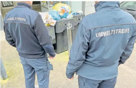  ?? FOTO: JOCHEN RATHMANN ?? Die ZKE-Umweltstre­ife dokumentie­rt Müllsünden in der Hochstraße, hier ist sie in der Nähe des Burbacher Markts fündig geworden.