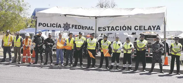  ??  ?? El comandante Víctor Delgado López arrancó con su cuadrilla el operativo en carreteras. José González