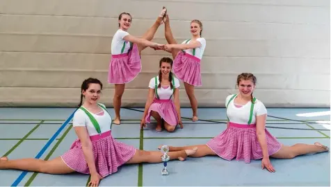  ?? Foto: Sylvia Ranf ?? Die rhythmisch­en Gymnastinn­en des TSV Friedberg ertanzten sich beim Bayern Cup die Qualifikat­ion zum Deutschlan­d Cup im Juni in Nordrhein Westfalen. Unser Bild zeigt hinten von links Serena Frodl, Katharina Gaßner und Simone Isopp, vorne von links...