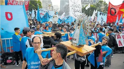  ??  ?? San Cayetano. Las organizaci­ones sociales marcharon el 7 de agosto y mostraron su poder de movilizaci­ón.