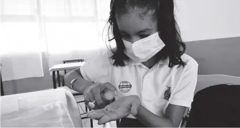  ?? FOTO: SERGIO PÉREZ ?? Escuelas siguen aplicando las medidas sanitarias, como gel antibacter­ial y cubrebocas.