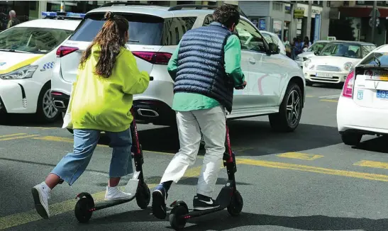  ?? EFE ?? Los patinetes eléctricos deberán cumplir las mismas normas que una moto o un coche