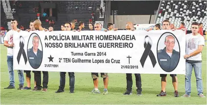  ?? AlexAndre Brum ?? Parentes e amigos homenagear­am o subcomanda­nte antes do jogo entre Flamengo e Bangu