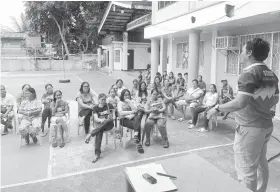  ?? / TAMPO ?? LECTURE: Si Jerome Lomocso, SBKCC Branch Manager sa Siquijor, naghisgot sa financial literacy uban sa 4Ps partner beneficiar­ies atol sa Family Developmen­t Session (FDS).