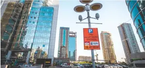  ?? Photo by Neeraj Murali. ?? A signage introducin­g paid parking space at the Jumeirah Lake Towers, which has been in effect since Monday. However, authoritie­s have given a grace period for motorists till December 18 to raise awareness. —