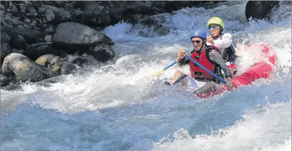  ?? CONTRIBUTE­D ?? Travel writer/photograph­er Darcy Rhyno whitewater rafting in Costa Rica.