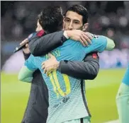  ?? FOTO: MONTILLA ?? Di Maria abraza a Leo tras el PSG-Barça de 2017