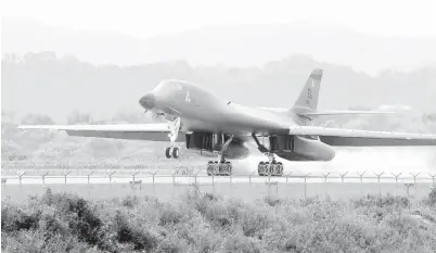  ?? — Gambar AFP ?? PESAWAT B-1B Lancer mendarat di pangkalan tentera udara Osan di Pyeongtaek, semalam.