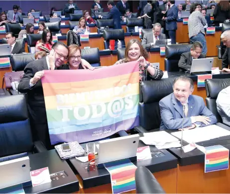  ?? | CUARTOSCUR­O ?? La senadora Xóchitl Gálvez celebró con una bandera de la comunidad LGBT+.