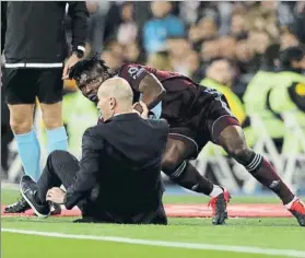  ?? FOTO: GETTY ?? Tropezón en el Santiago Bernabéu El celtiña Aidoo se llevó por delante a Zidane