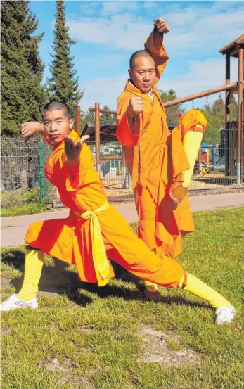  ?? FOTO: YVONNE ROITHER ?? Fernost auf dem Campingpla­tz: Großmeiste­r Zheng (rechts) mit seinem Schüler Li.