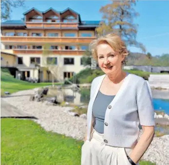  ?? BILD: SN/KARIN PORTENKIRC­HNER ?? Dort, wo sich früher im Kranzbichl­hof die Kellerbar befand, ließ Cornelia Salmhofer das Erdreich abgraben, um Seminarräu­me mit einem direkten Gartenzuga­ng einrichten zu lassen.