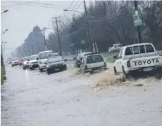  ??  ?? ► Calles anegadas en Temuco.