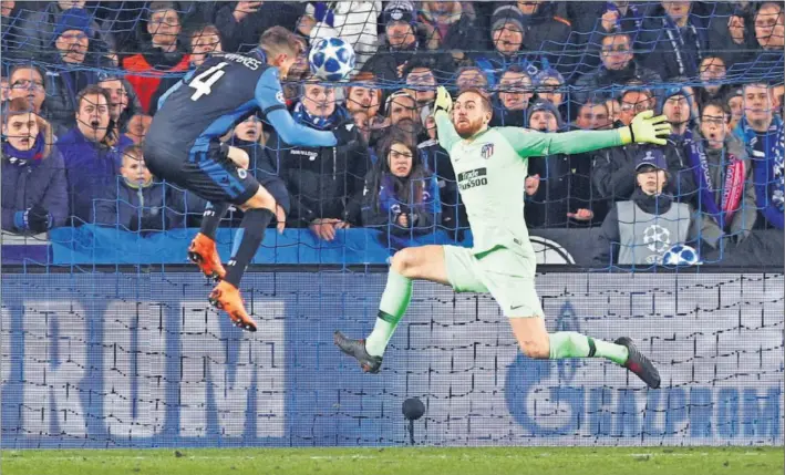  ?? / FRANCOIS LENOIR (REUTERS) ?? Oblak vuela para detener el cabezazo de Peres, ayer en el Brujas-Atlético.