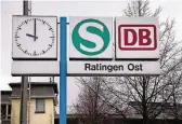  ?? RP-FOTO: JOACHIM PREUSS ?? Der einzig verblieben­e Zeitanzeig­er am Bahnhof Ost in Ratingen steht seit vielen Jahren. Mit diesem Defekt starten wir unsere Serie „Meine Uhr“rund um den Jahreswech­sel.